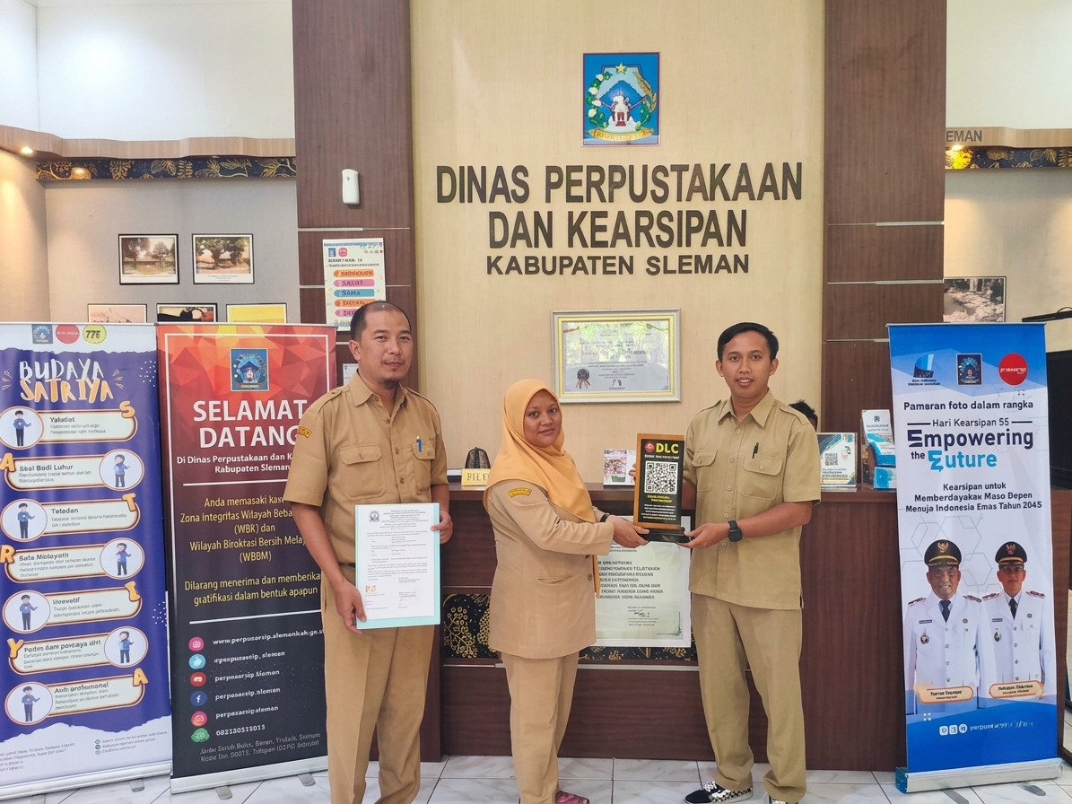 Serah Terima Plakat DLC Kalurahan Trimulyo edit